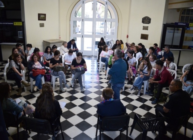 Encuentro entre jóvenes, padres, docentes y autoridades.