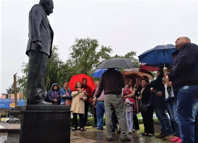 Ceremonia realizada bajo la lluvia.