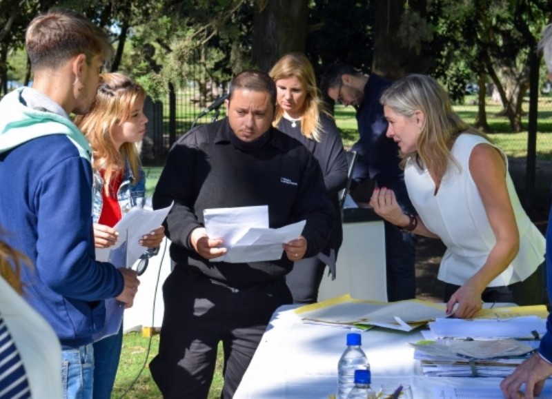 Acto en los Jardines del Museo Pampeano.