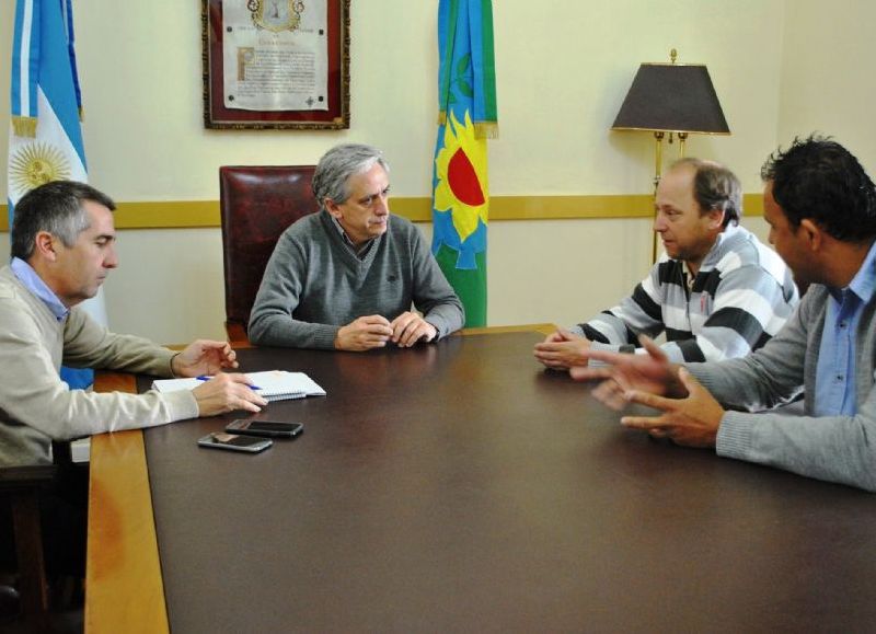 El intendente y su secretario de Gobierno, con los delegados gremiales.