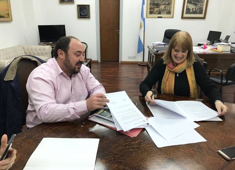 Rubricado entre el intendente Álvarez y la decana de la Facultad de Medicina de la UNLP.