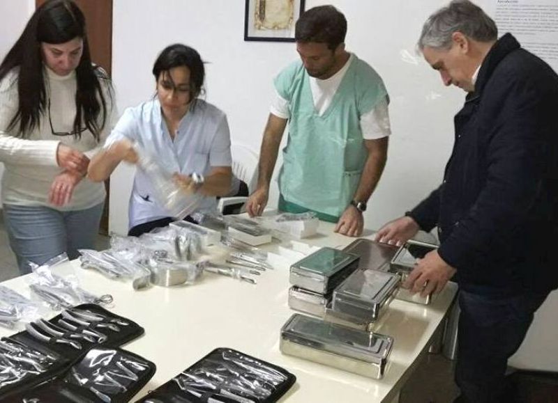 El intendente entrega elementos quirúrgicos.