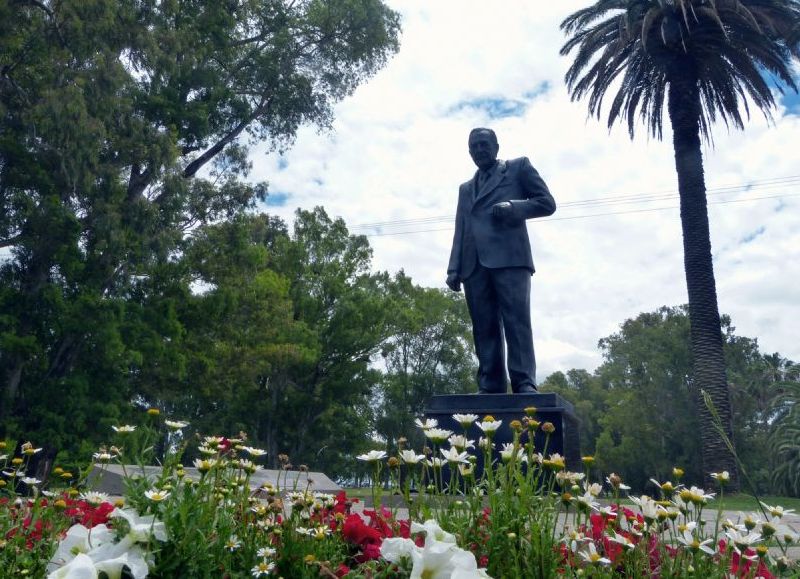 Ceremonia en el monumento.