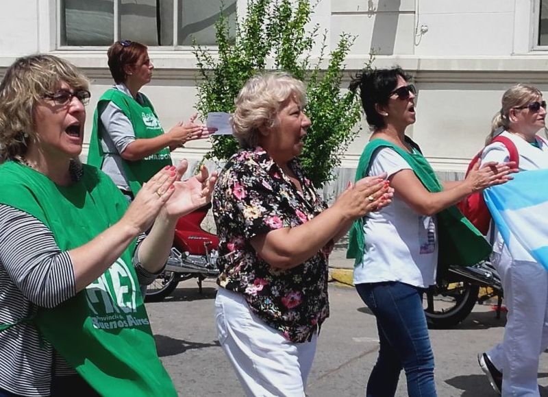 Alicia Barletta y Mercedes Roldán, en la manifestación por el bono a principios de año.