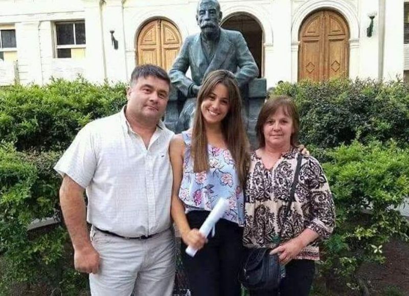 Junto a sus padres.