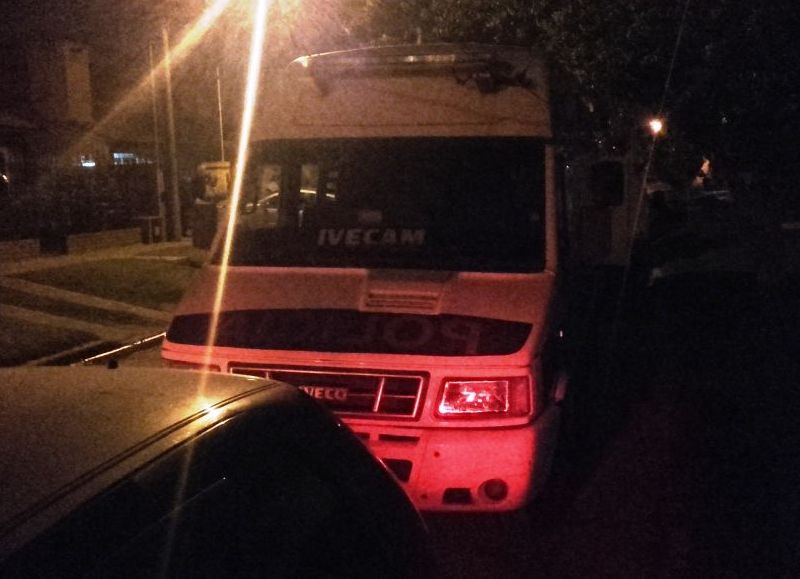 La policía se encuentra trabajando en el lugar.