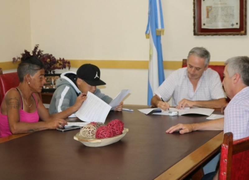 La firma del jefe comunal Javier Gastón.