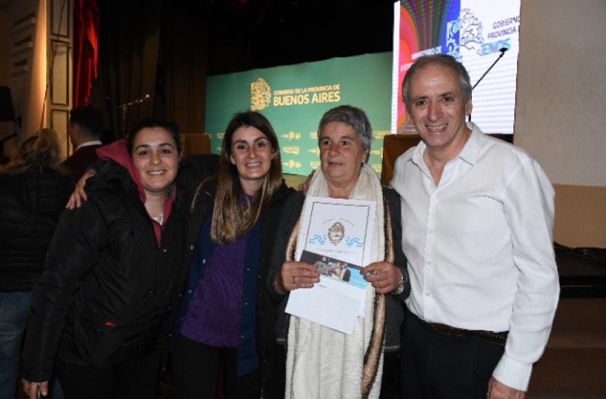 347 familias chascomunenses recibieron las escrituras de sus viviendas