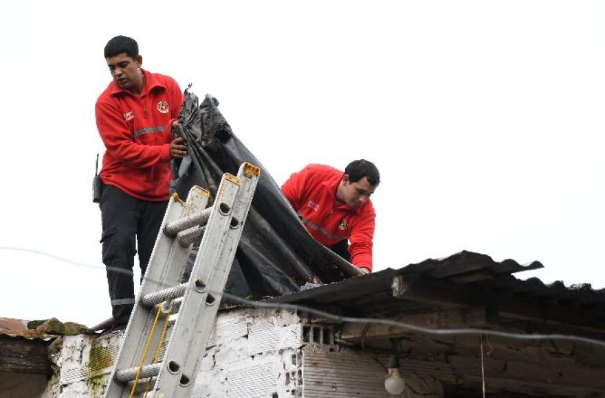 La tormenta provocó caídas de postes, ramas y cables en distintos sectores de la ciudad