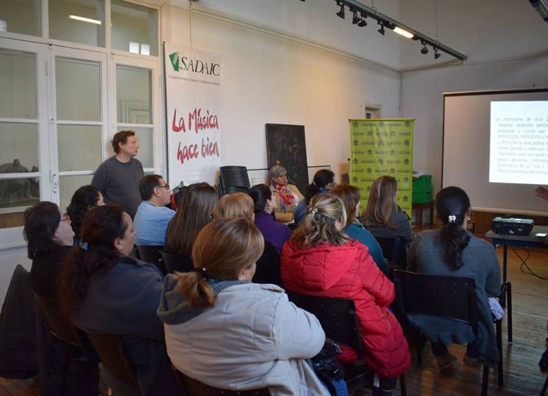 Charla en el Multiespacio del Teatro Brazzola.
