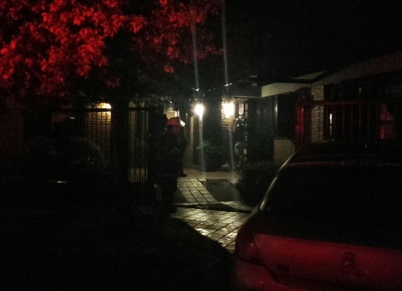 Fotos del frente del domicilio donde tomó fuego un horno.