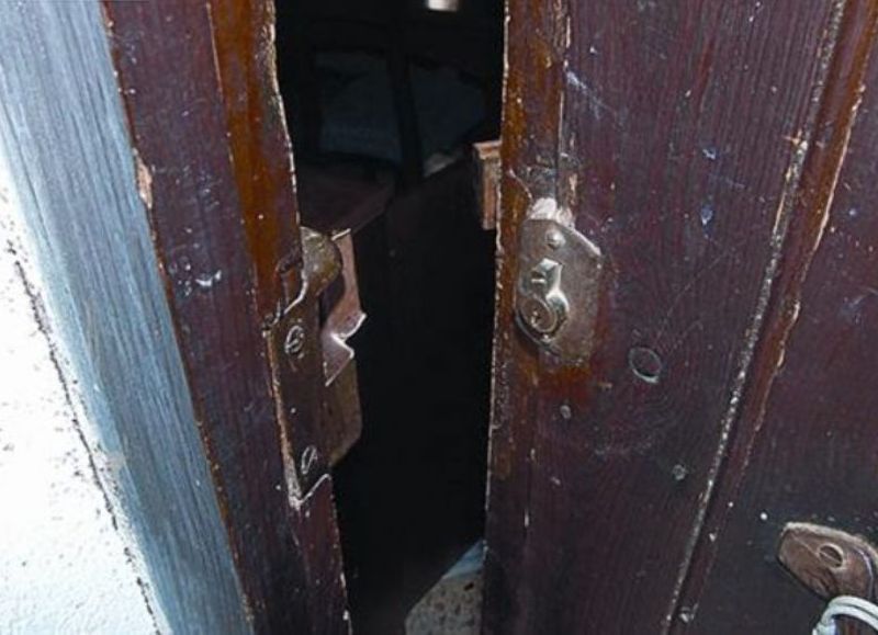 Los amigos de los ajeno violentaron una puerta (imagen ilustrativa).