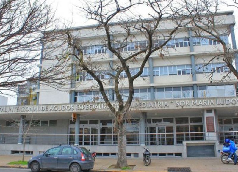 Está internada en el Hospital de Niños de La Plata.