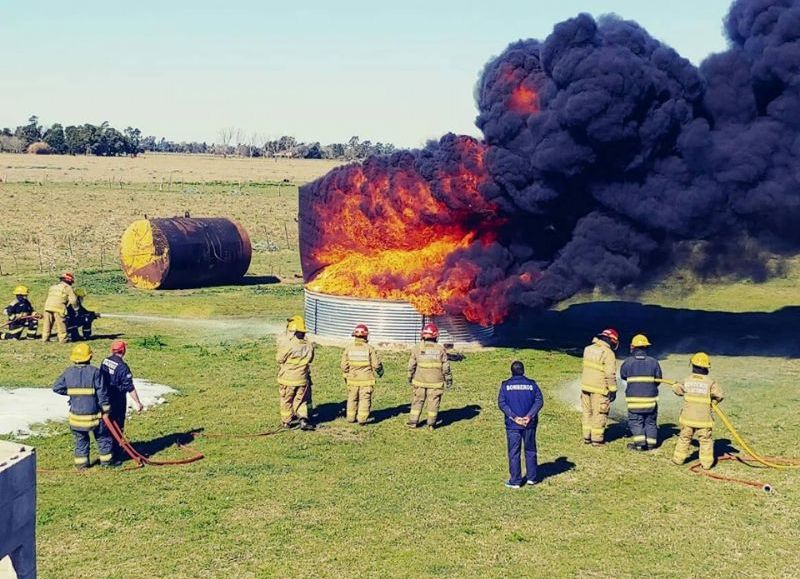 Simulación de un incendio de hidrocarburos.