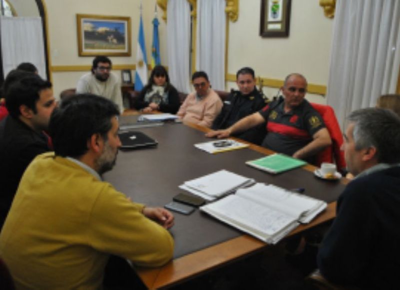 Deliberaciones en el despacho del intendente.