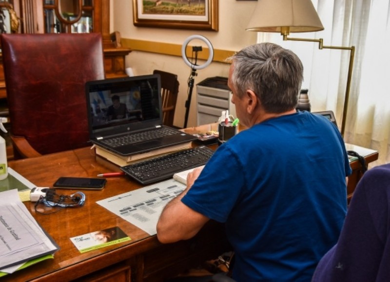 Videoconferencia con el gobernador.