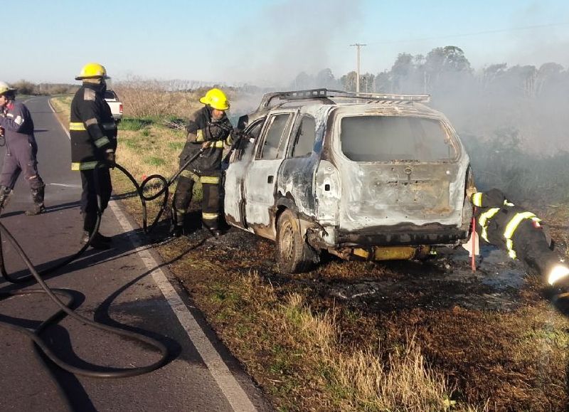 Se incendió un auto (imagen de archivo).