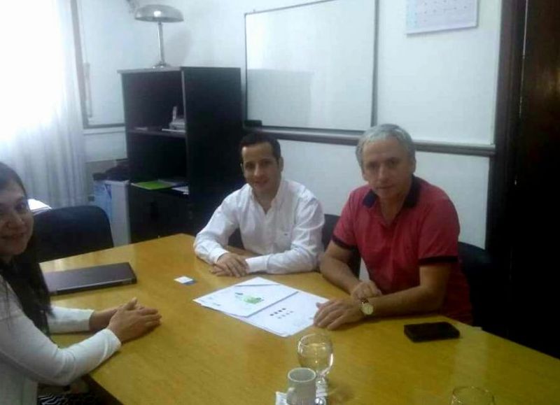 Firma del acuerdo en La Plata.