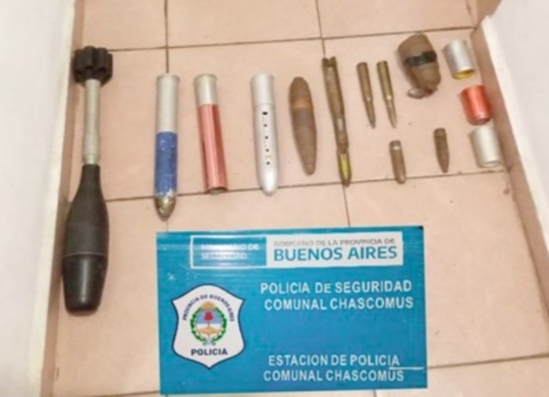 Importante cantidad de municiones y armas.