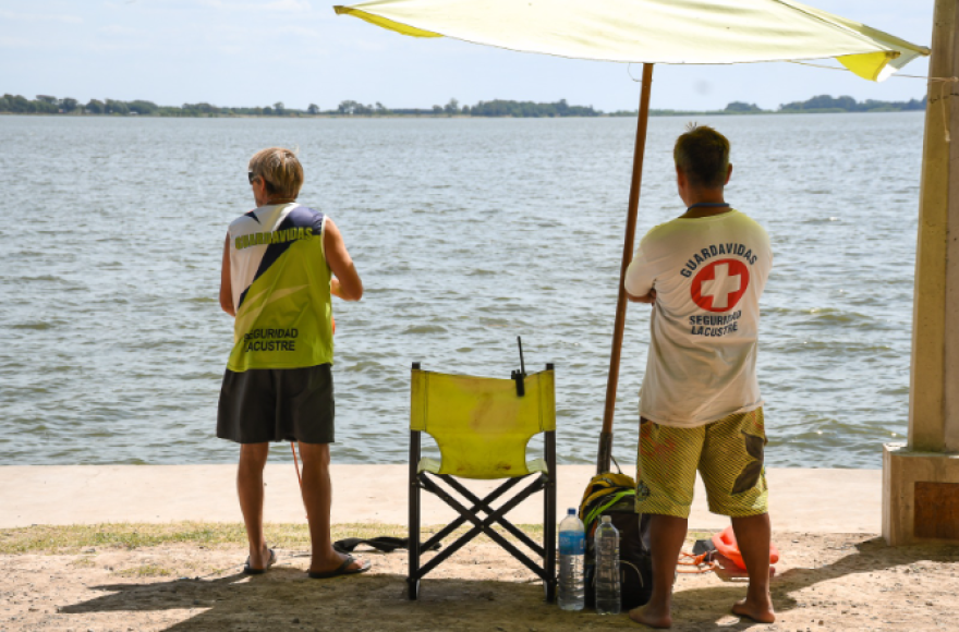 El cuerpo de guardavidas trabaja en conjunto con el personal de Seguridad Lacustre.
