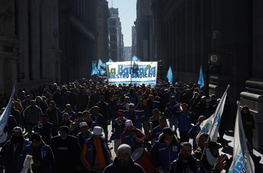 La Seccional Chascomús de la Bancaria marchó “por la Argentina y contra la proscripción”