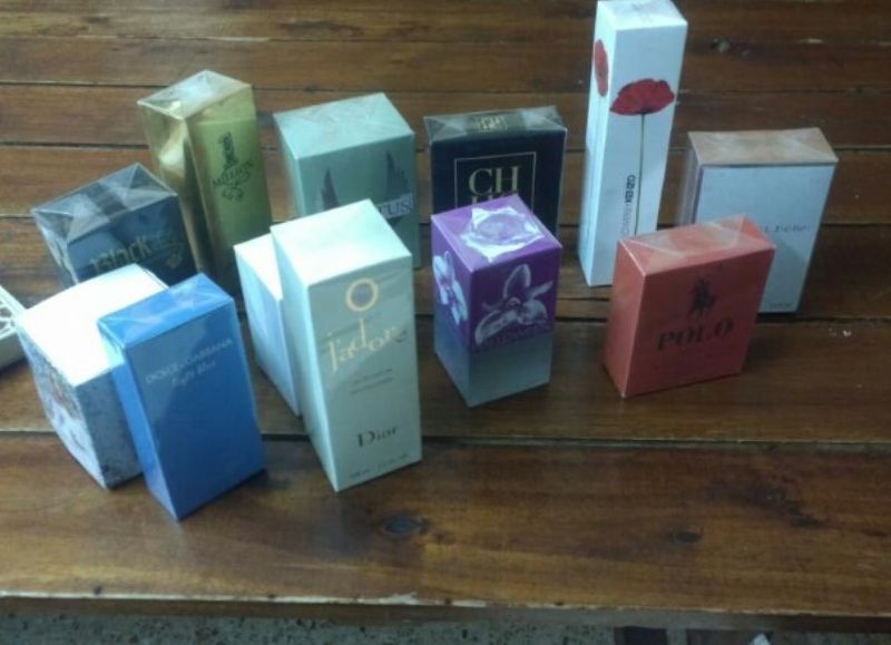 Estaban vendiendo perfumes en la vía pública.