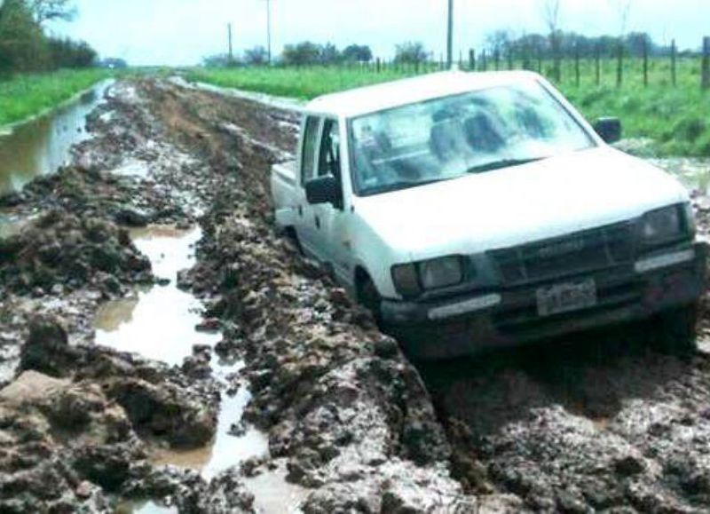 Un pantano camino a la Escuela 34.