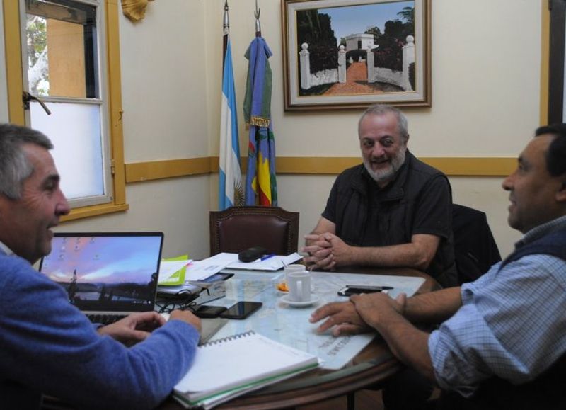 El secretario de Gobierno, Cipriano Pérez del Cerro con Leguizamón y Claps, referentes de la entidad mercantil.