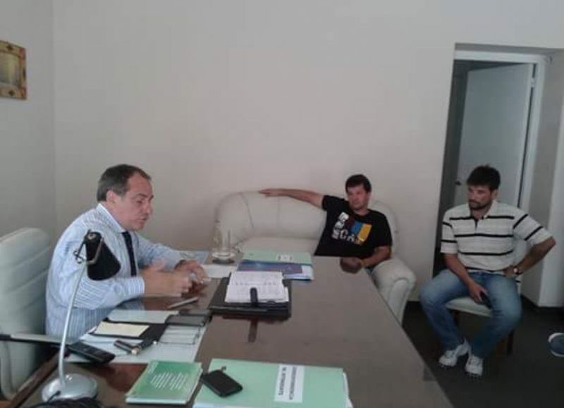 El intendente reunido con delegados.