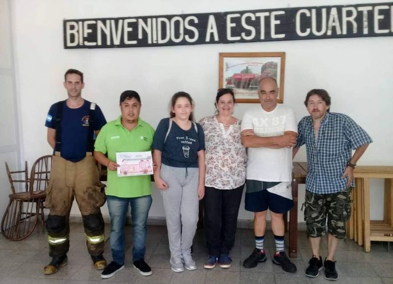 Visita de la familia de una de las chicas accidentadas.