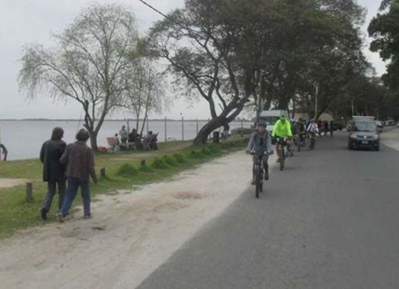 La realización de una senda peatonal en la zona de la costanera preocupa a los comerciantes y vecinos.