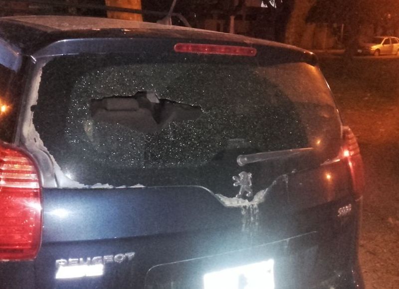 Sin comerla ni beberla, la ligó un auto estacionado.