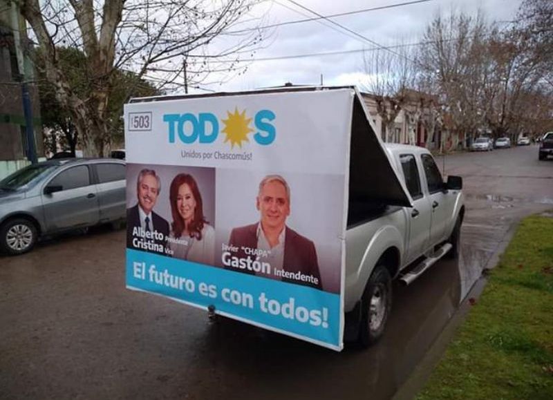 El vehículo fuera de regla que utiliza Javier Gastón para hacer campaña proselitista.