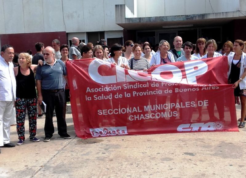 En pie de lucha.