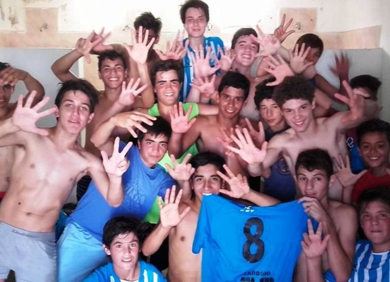 Festejo en el vestuario de la sexta división del Club Deportivo.