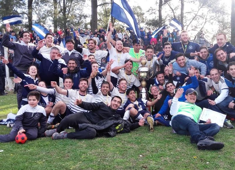 La imagen de la consagración. Jugadores e hinchas.