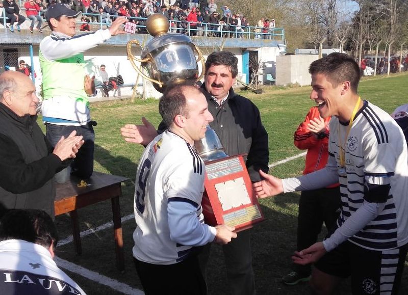 Cachi Moleiro levanta la copa junto al Capitán Boyko.