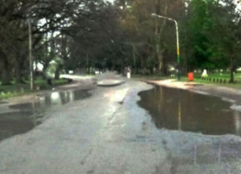 Agua drenando en las calles de Chascomús.