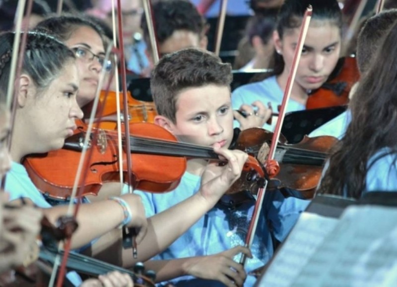 Está dirigido a líderes de orquestas y coros de todo el país que eligen la música como instrumento para el desarrollo personal y comunitario.