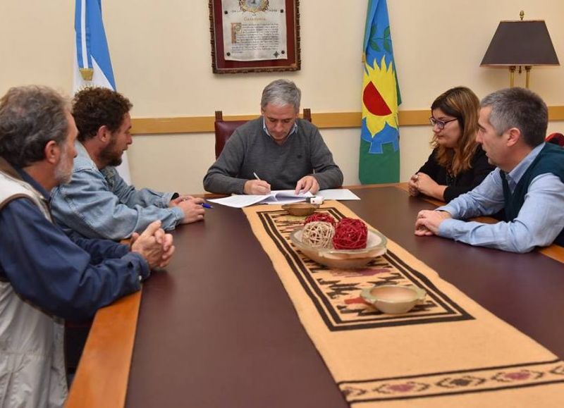Reunión de autoridades municipales, artesanos y emprendedores de la ciudad.