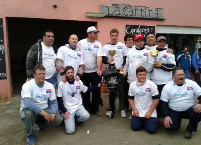Los ganadores con la copa.