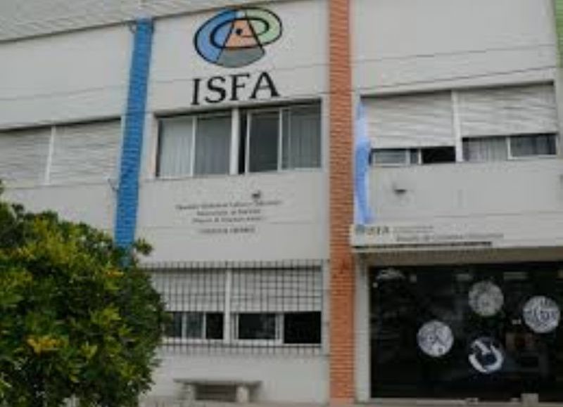En la Escuela de Cerámica se produjo la rotura de un blindex.