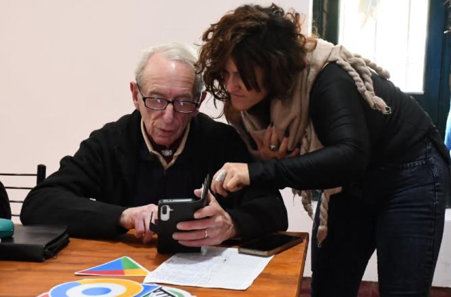 Comienza un nuevo taller de alfabetización digital para adultos mayores