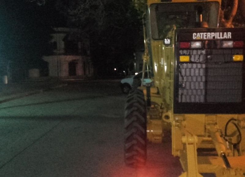 En pleno centro, la flamante máquina motoniveladora y la esquina de la oscuridad.