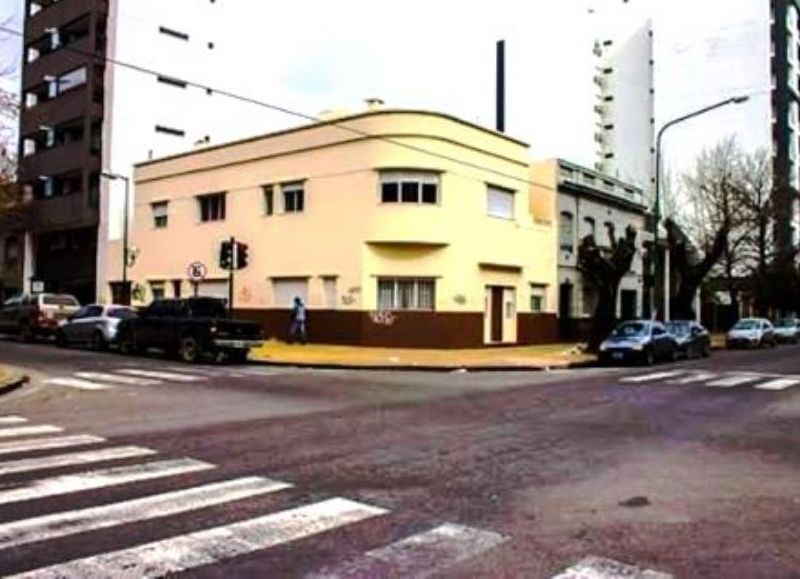 Ubicada a pasos de la Plaza Rocha, en pleno centro de La Plata.
