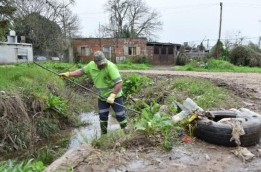 Evitar residuos en zanjas y desagües ayuda a prevenir anegamientos