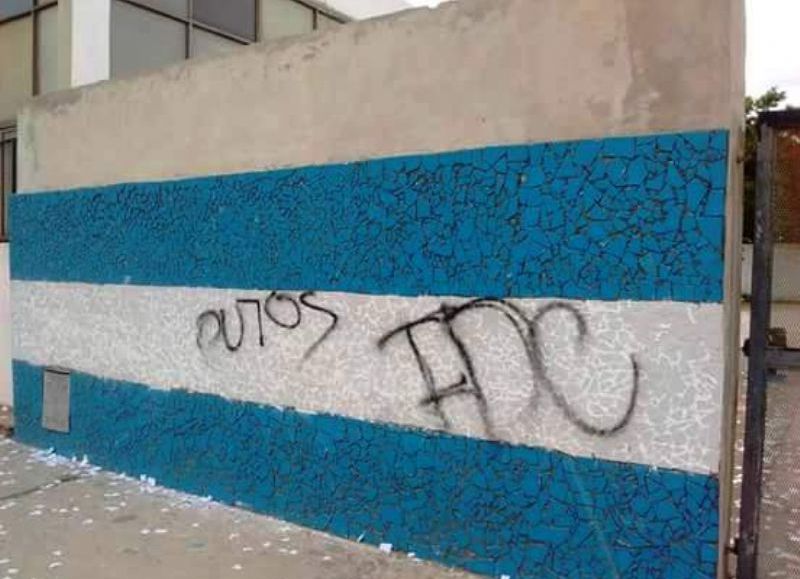 Suciedad, pintadas y destrozos: la postal del día después