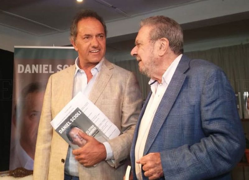 El ex gobernador de la provincia de Buenos Aires, Daniel Scioli, presentó su libro junto al periodista, Rubén Tizziani.