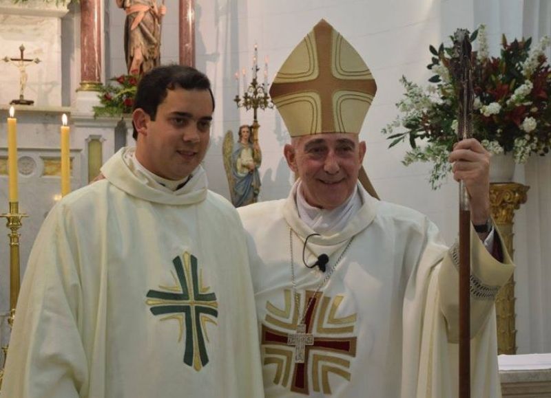 Juan María Menchacabaso (izquierda) será administrador parroquial de las parroquias Santa Teresa del Niño Jesús y Santa Rita de Casia, de la ciudad de Coronel Brandsen.