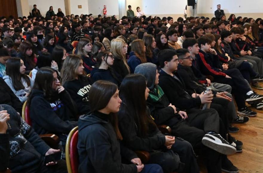 Estudiantes secundarios participaron de un encuentro con los postulantes a concejales y consejeros escolares.
